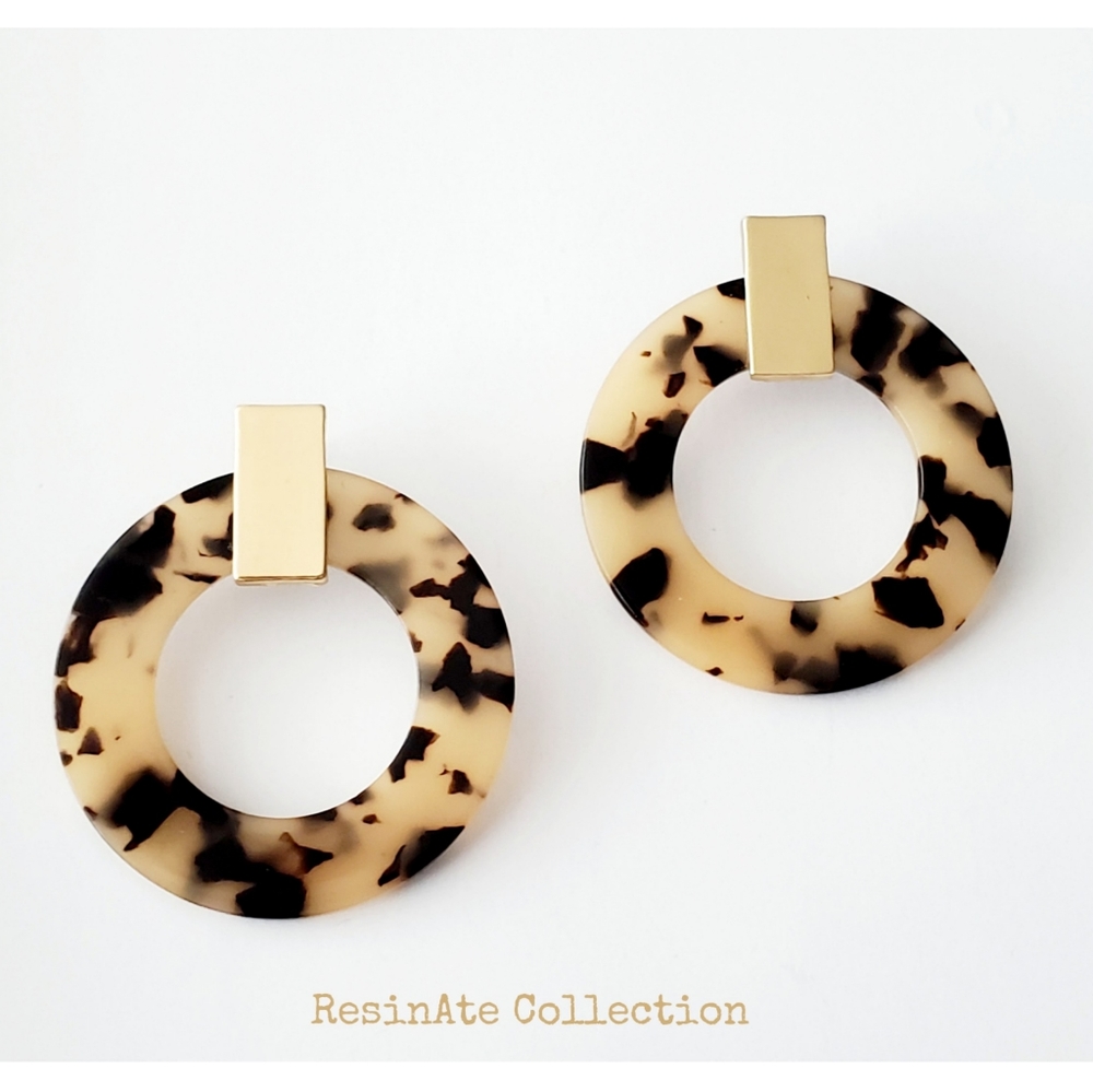 Black/Tan Round Resin Tortoise Earrings
